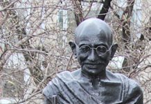 Estatua de Mohandas K. Gandhi en el Union Park de Manhattan. Colocada en 1986 se erige pacífica, en medio de una creciente hola de violencia, para continuar inspirándonos con el mensaje de paz, esperanza y resistencia.