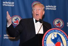 Varios manifestantes fueron arrestados por la Policía de Nueva York por bloquear una vía el jueves 14 de abril de 2016, a las afueras del hotel Grand Hyatt.