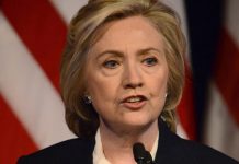 La ex secretaria de Estado de EE.UU. Hillary Clinton habla hoy, martes 15 de marzo de 2016, en West Palm Beach, Florida (EE.UU.), donde señaló que tras las victorias alcanzadas en las primarias celebradas hoy se ha "acercado" hacia el objetivo de "ganar la nominación del Partido Demócrata y las elecciones generales de noviembre".