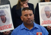 Familia de mexicano que murió por paliza de agentes de EE.UU. acude a la CIDH Bernardo (c), hermano de Anastasio Hernández Rojas, el mexicano muerto hace casi seis años tras una golpiza propinada por agentes de Inmigración, ofrece una rueda de prensa tras presentar una petición para la intervención en el caso de la Comisión Interamericana de Derechos Humanos (CIDH)