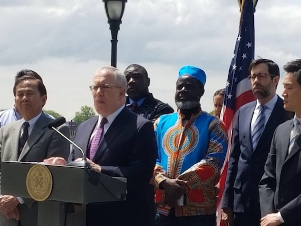 La Contraloría estima que aproximadamente 180.000 inmigrantes de Nueva York viven dentro de 150 y 300 por ciento de la línea de pobreza y serían potencialmente elegibles para el programa.
