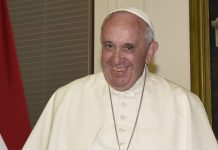 Visita del papa a México, sin ánimos políticos y con seguridad como prioridad El presidente paraguayo Horacio Cartes (i), obsequia una camiseta de la selecciín de fútbol de Paraguay al papa Francisco (d), el 10 de julio de 2015, en la sede del Palacio de Gobierno de Asunción, Paraguay.