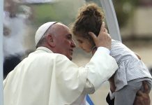 El papa Francisco saluda a miles de jóvenes hoy, jueves 7 de septiembre de 2017, en la Plaza de Bolívar en Bogotá (Colombia).