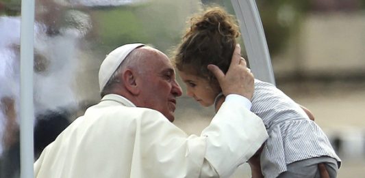 El papa Francisco saluda a miles de jóvenes hoy, jueves 7 de septiembre de 2017, en la Plaza de Bolívar en Bogotá (Colombia).
