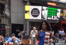 CRISIS AL DESNUDO Hermosas jóvenes latinas se han unido al ejercito de trabajadores informales en Times Square bajo la censura o apoyo de diferentes sectores de la comunidad. El problema tiene profundas connotaciones no solo morales, además económicas y de inmigración, en un complejo y competitivo ambiente.