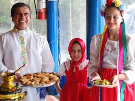 Una familia de origen ruso que muestra gastronomía típica en la colonia rusa de San Javier (Uruguay), a orillas del río Uruguay.