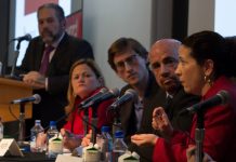 Líderes de organizaciones nacionales hispanas Tom Saenz de MALDEF (i), Héctor Sánchez de LCLAA (2i), Arturo Vargas de NALEO (3i), Ben Monterroso del Mi Familia Vota (4i), Maria Teresa Kumar de Voto Latino (5i), Janet Murguia del NCLR (4d), Cristobal Alex del Latino Victory Foundation (3d), José Calderón de Hispanic Federation (2d) y Brent Wilkes de LULAC (d) durante una rueda de prensa el pasado miércoles 17 de febrero de 2016, en Washington DC para impulsar una campaña sobre el voto latino.