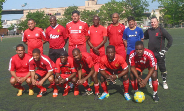 Los "Rojos" del Municipal USA tuvo que conformarse con el empate (con sabor a ganacia) ante los "Cremas" del F.C. Comunicaciones, 'cl&aacute;sico' jugado en la cuarta fecha de la Liga de F&uacute;tbol Guatemala. (Foto: Buki Chapin)