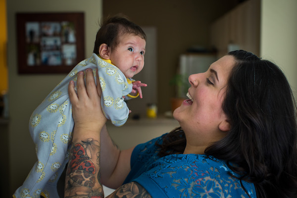 Andrea Pardo juega con su hija Noemi en su casa de Issaquah, Washington el jueves 1 de junio de 2017. Pardo fue infectado con el virus Zika mientras estaba embarazada. A pesar de que fue examinada a las 16 semanas, no recibió los resultados confirmando la infección potencialmente devastadora hasta 37 semanas porque los funcionarios de salud perdieron o extraviaron su prueba. Si el error ocurrió en el departamento local de la salud o el CDC, plantea nuevas preguntas sobre la acumulación de pruebas para las mujeres embarazadas con infecciones de Zika. (Foto de Dan DeLong)