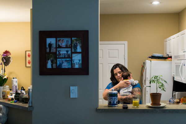 Andrea Pardo tiene a su hija Noemi en la cocina de su casa de Issaquah, Washington el jueves 1 de junio de 2017. Pardo fue infectado con el virus Zika mientras estaba embarazada. A pesar de que fue examinada a las 16 semanas, no recibió los resultados confirmando la infección potencialmente devastadora hasta 37 semanas porque los funcionarios de salud perdieron o extraviaron su prueba. Si el error ocurrió en el departamento local de la salud o el CDC, plantea nuevas preguntas sobre la acumulación de pruebas para las mujeres embarazadas con infecciones de Zika. (Foto de Dan DeLong)