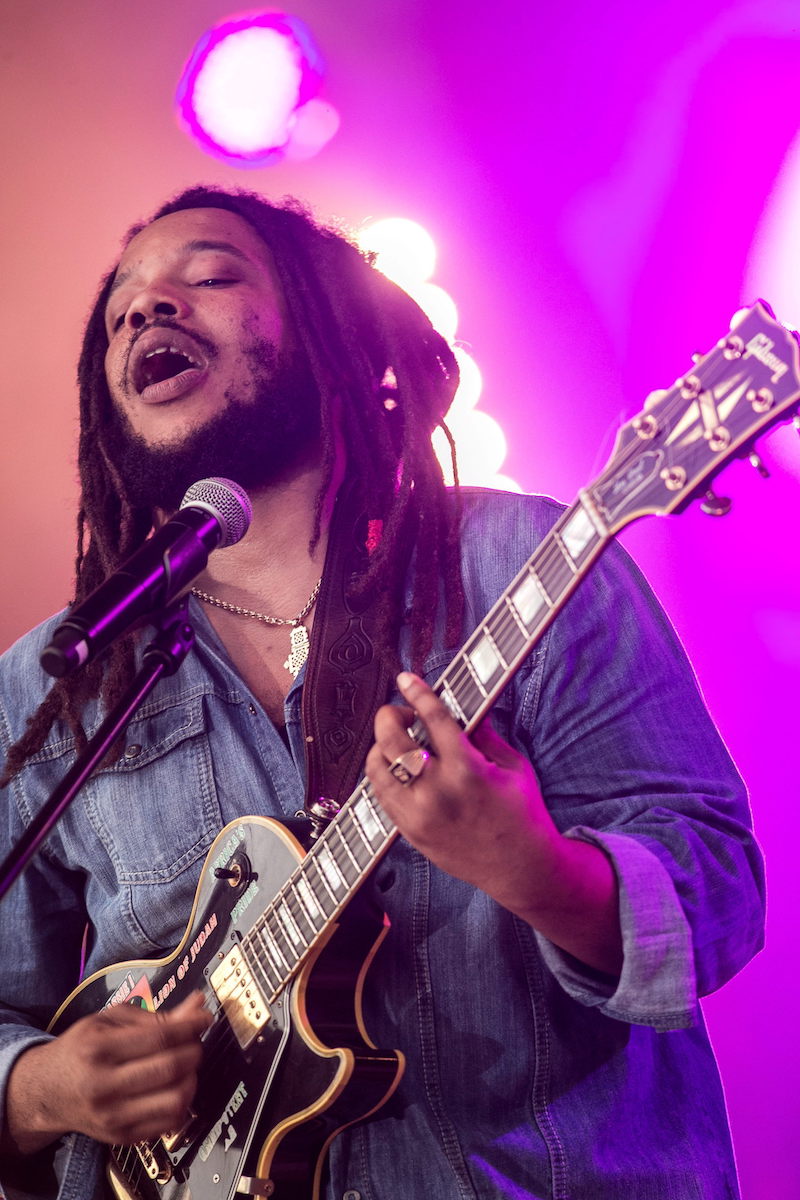 El músico de reggae Damian Marley, hijo de fallecido músico jamaiquino Bob Marley, en junio de 2012, en un concierto.