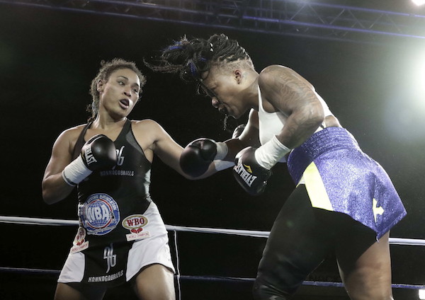 a boxeadora costarricense Hanna Gabriels (i) retuvo el pasado 27 de mayo los t&iacute;tulos s&uacute;per welter (154 libras) de la Organizaci&oacute;n Mundial de Boxeo (OMB) y la Asociaci&oacute;n Mundial de Boxeo (AMB) al vencer por decisi&oacute;n un&aacute;nime a la canadiense Natasha Spence (d). 