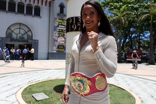 La boxeadora puertorrique&ntilde;a Amanda Serrano posa con el cintur&oacute;n y el anillo de campeona mundial femenino gallo el pasado 4 de mayo 2017, durante una ceremonia en el Pabell&oacute;n de la Fama del Deporte Puertorrique&ntilde;o en San Juan (Puerto Rico). 