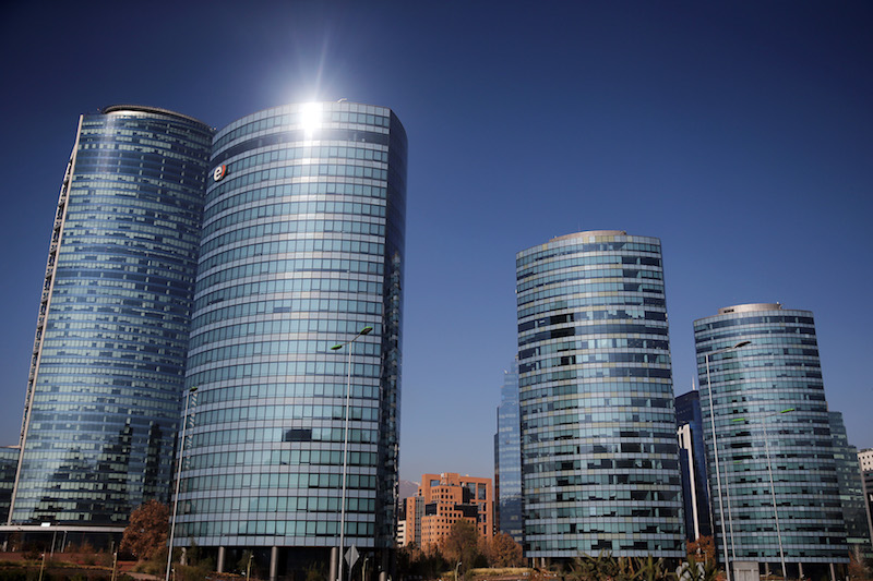  Fotograf&iacute;a que muestra edificios modernos en Santiago (Chile). La oferta de hoteles y restaurantes, la seguridad y las variadas propuestas de ocio han conseguido que Santiago de Chile sea el destino por excelencia en Latinoam&eacute;rica para el turismo de negocios, que atrae m&aacute;s de un mill&oacute;n y medio de visitantes cada a&ntilde;o. 