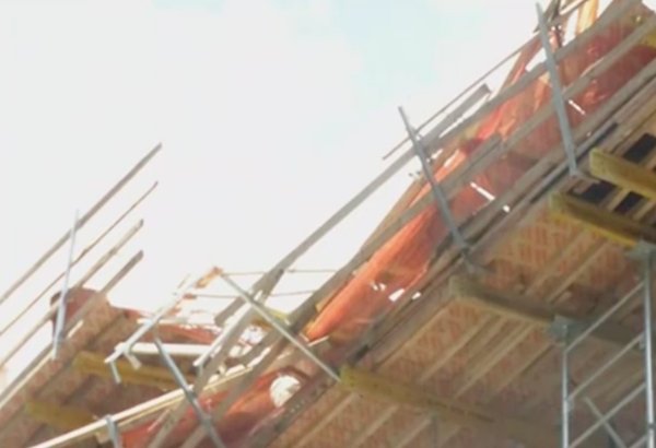 Seis trabajadores heridos al desplomarse un andamio en Queens. Foto captura de video.