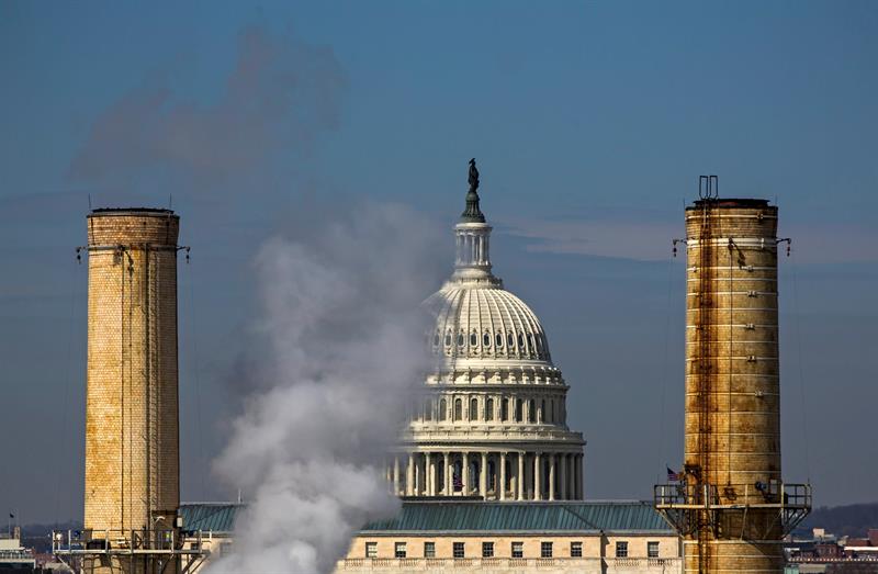 Fotograf&iacute;a de archivo con fecha del 10 de marzo del 2014 que muestra el humo emitido por una f&aacute;brica junto al Capitolio en Washington DC.