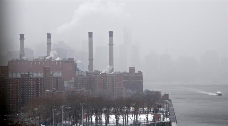Fotograf&iacute;a de archivo con fecha del 10 de marzo del 2017 que muestra el humo emitido por una planta energ&eacute;tica en Nueva York.