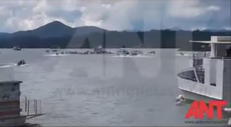 Captura de v&iacute;deo cedida por antnoticias.com (ANT) del momento del naufragio de la embarcaci&oacute;n El Almirante (c) el domingo 25 de junio de 2017, en el embalse de Guatap&eacute;(Colombia).
