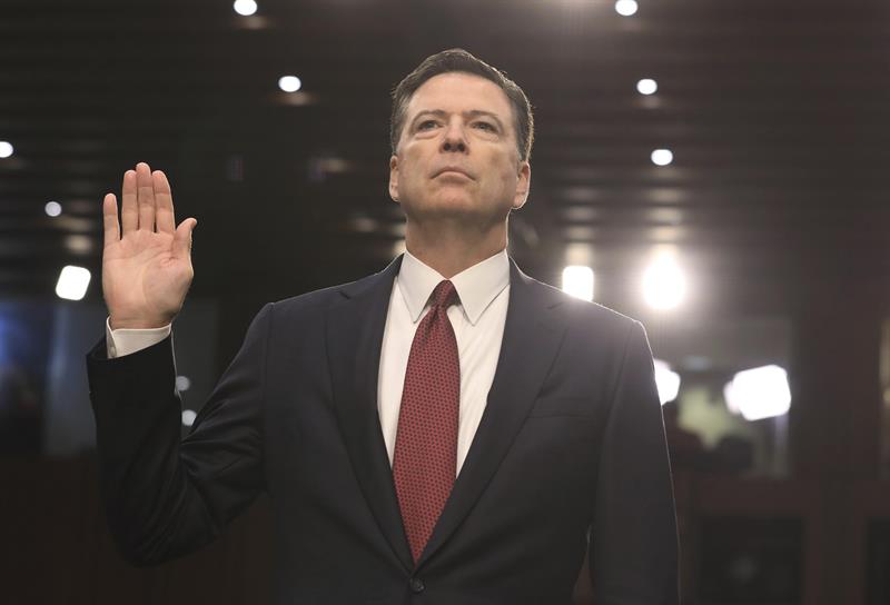 El exdirector del FBI James Comey presta juramento antes de testificar ante el Comité de Inteligencia del Senado