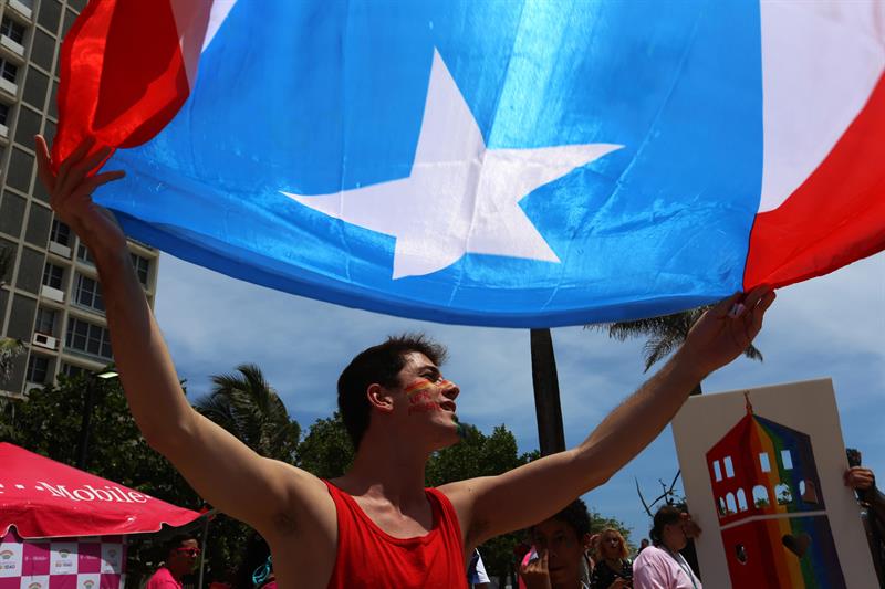 Un hombre despliega una bandera puertorrique&ntilde;a durante la 27&deg; edici&oacute;n de la Marcha del Orgullo 2017 hoy, domingo 25 de junio de 2017, en San Juan (Puerto Rico). 