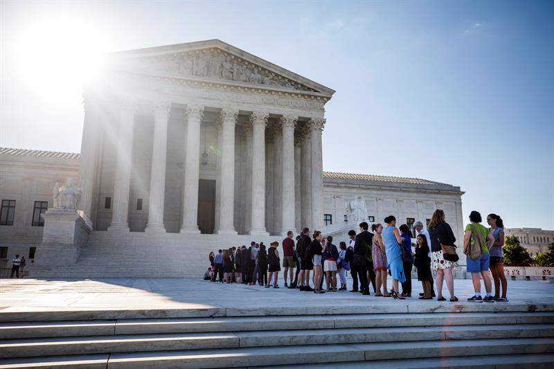 Decenas de personas hacen cola frente a la Corte Suprema en Washington, Estados Unidos, hoy, 26 de junio de 2017. 