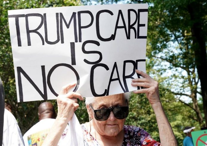 Defensores del sistema de salud participan en una vigilia en contra del presidente Donald Trump a las afueras del Hotel Internacional Trump y la Torre Columbus Circle en Nueva York.