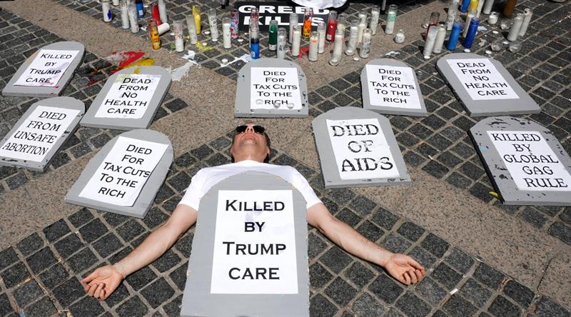 Defensores del sistema de salud participan en una vigilia en contra del presidente Donald Trump a las afueras del Hotel Internacional Trump y la Torre Columbus Circle en Nueva York.