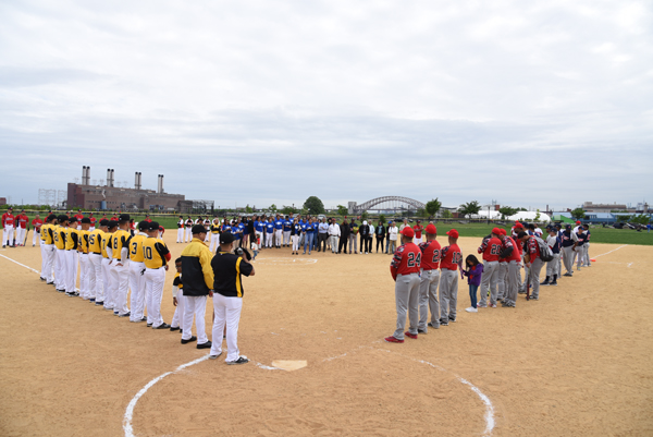 Los equipos alineados en el diamante 43 del complejo deportivo de Randall Island. 