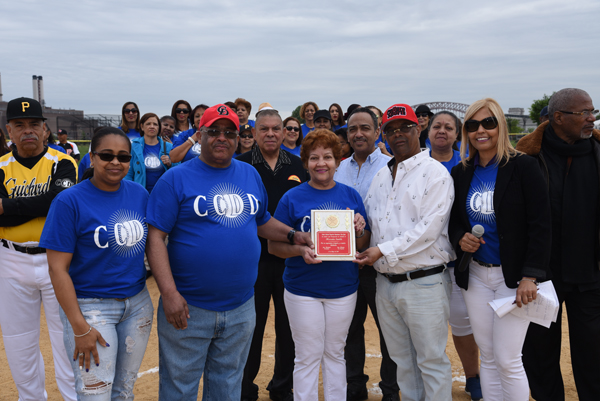 La socia Mercedes Castillo rodeada de socios y ex presidente del CCDD recibi&oacute; una placa preciosa de la manos del sec de deporte Jose Montan y del presidente Jos&eacute; Mendoza.