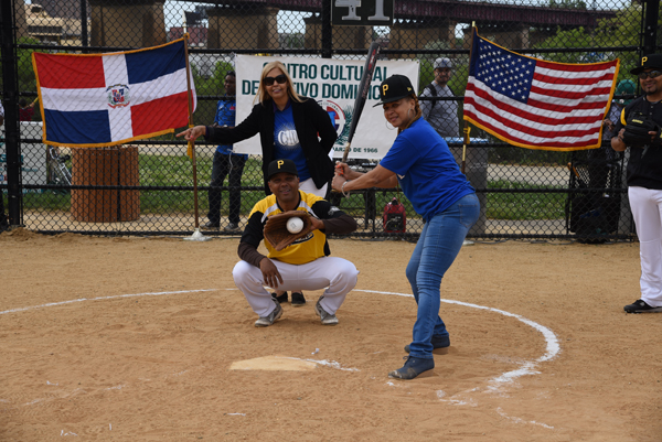 La veterana jugadora de softball Irolis Silverio fue la bateadora de honor, recibida por Ruddy G&oacute;mez y la Dr. Milagros V&aacute;squez fungi&oacute; como &aacute;rbitro. 
