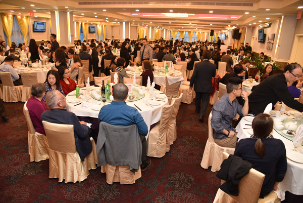 Parte de los m&eacute;dicos y familiares congregados en la celebraci&oacute;n de su XXII convenci&oacute;n y fiesta de gala en el restaurante New Mulan.