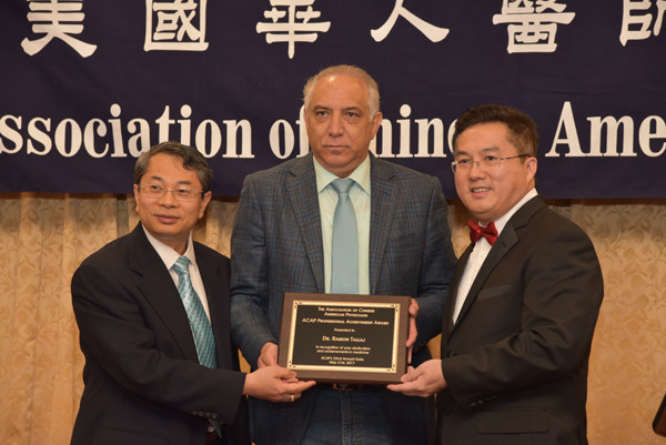 El doctor Henry Chen Presidente de Advocate Community Provider (ACP) y el doctor Vicent Y. Wang, presidente de la Asociaci&oacute;n Americana de M&eacute;dicos Chinos en USA (ACAP), hacen entrega de su premio logro profesional en el centro al m&eacute;dico dominicano Ram&oacute;n Tallaj.