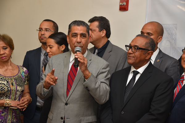 El congresista dem&oacute;crata Adriano Espaillat. 