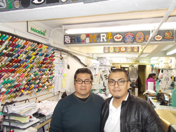 Don Jos&eacute; Ballena y su hijo Joe durante trece a&ntilde;os laboraron en su taller localizado en la calle 39, ahora han ampliado su empresa y se encuentran en el lujoso edificio del 1430 de Broadway frente al Garment District Urban Garden entre las calles 39 y 40.