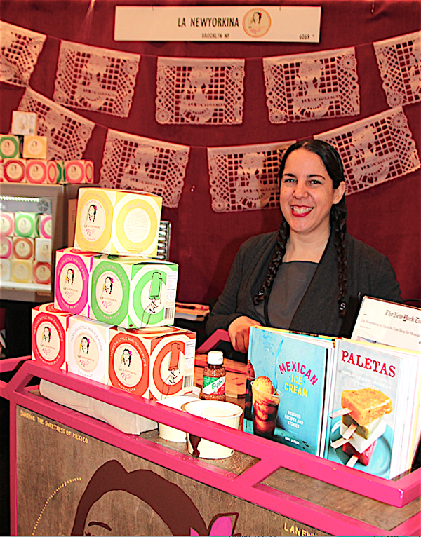 Fany Gerson, muy contenta y orgullosa de presentar sus exquisitas paletas y helados de La Newyorkina, en el Fancy Food Show realizado en el Jacob Javists Convention Center de Manhattan.