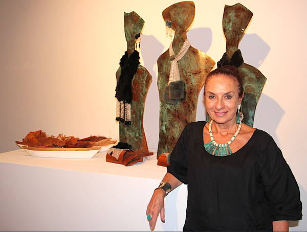 La artista argentino-peruana Ester Ventura junto a sus hermosas creaciones durante la exhibici&oacute;n de su muestra en el Instituto Cervantes de Manhattan.