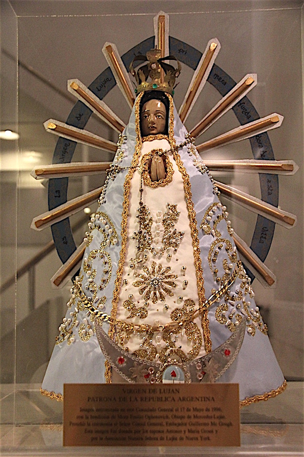 Replica de la imagen de Nuestra Señora de Luján que se encuentra en el Consulado General de la República Argentina en Nueva York.