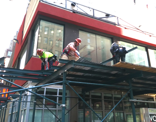 Veintitr&eacute;s por ciento de los inmigrantes centroamericanos trabajan en construcci&oacute;n y mantenimiento, industrias que se ver&iacute;an afectadas al culminar el TPS para estas comunidades, al igual que los millonarios env&iacute;os de remesas familiares hacia sus pa&iacute;ses de origen.