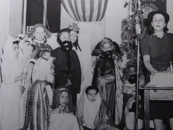 La comunidad puertorrique&ntilde;a ha demostrado desde el principio un enfoque en promover sus ra&iacute;ces entre la ni&ntilde;ez, as&iacute; se admira a la producci&oacute;n de teatro infantil en 1930 recreando una estampa navide&ntilde;a.