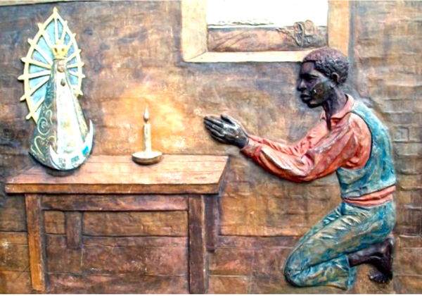 El primer encargado del culto a la Virgen de Luján fue Manuel, esclavo nacido en Africa en 1604, capturado a los veinticinco años y vendido como esclavo en Brasil al capitán de navío Andrea Juan.