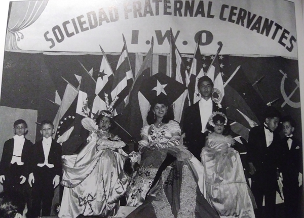 La Sociedad Fraternal Cervantes, fundada por la Internacional de Trabajadores promovi&oacute; varias actividades como la elecci&oacute;n de reinas y desde esa &eacute;poca despleg&oacute; las banderas de las banderas latinoamericanas en Nueva York, como muestra esta foto de 1947.