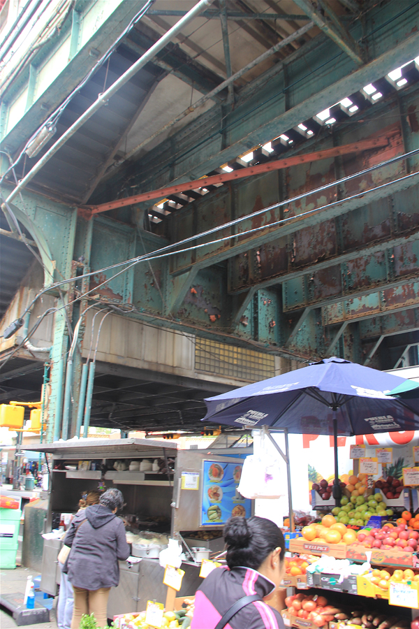Debajo de la estructura del tren elevado en Roosevelt Ave. se ubican innumerables negocios de alimentos crudos y preparados, negocios informales, vendedores, transeúntes y propietarios de los negocios en permanente riesgo, pero desconociendo el peligro al que se exponen.