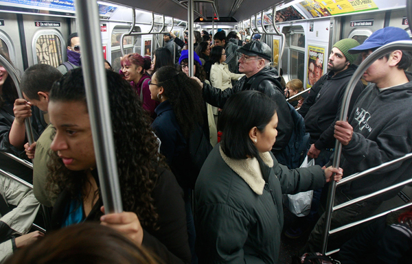 Violencia contra las mujeres es otro de los problemas que se han incrementado en los trenes de Nueva York, debido en parte al incremento de usuarios de un sistema cada vez m&aacute;s insuficiente.
