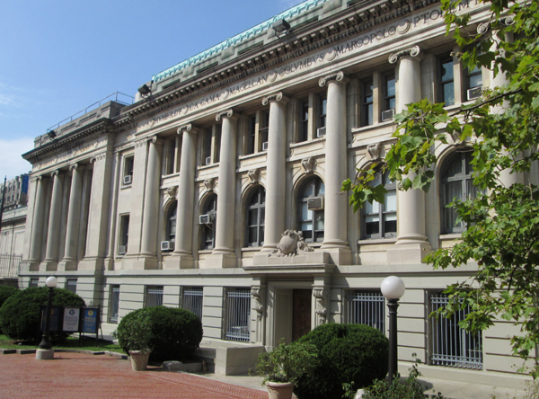 El Boricua College localizado en Washington Heights es una entidad acad&eacute;mica privada fundada en los a&ntilde;os setenta por visionarios puertorrique&ntilde;os para proporcionar educaci&oacute;n superior biling&uuml;e.