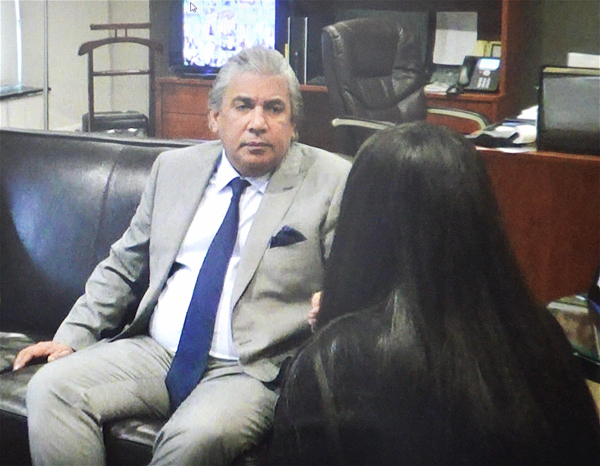El Cónsul General de Rep. Dominicana en Nueva York, Carlos A. Castillo dialogando con su compatriota víctima de violación y abuso sexual por parte de agentes federales en el Centro de Detención de Brooklyn.