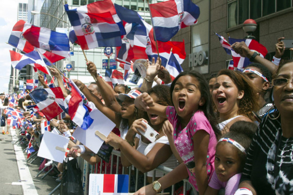 Varias personas participan en el desfile de la comunidad dominicana el domingo 9 de agosto de 2015, en la Avenida de las Am&eacute;ricas, en Nueva York