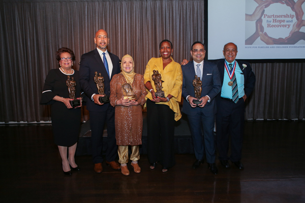 Todos los homenajeados: Nurys de Oleo, Ruben Díaz Jr, Carla Pinza, Saundra Thomas, Gilberto Santa Rosa y Don Juan Amaya