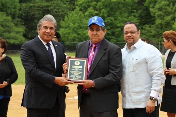 El C&oacute;nsul General Dominicano en la ciudad de Nueva York, doctor Carlos Castillo, (izq.), y Elvin Marte, (der.), hacen entrega de una placa de reconocimiento a Oscar F&eacute;lix Camilo, (#371).