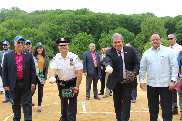 Raymundo Mundo, capit&aacute;n-sub inspector del cuartel 34, Alto Manhattan, y el C&oacute;nsul General Dominicano en la ciudad de Nueva York, doctor Carlos Castillo, realizaron los lanzamientos de honores.