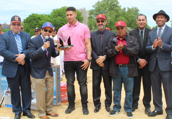 Antonio -Tuly- Cabrera, acompa&ntilde;ado de Juli&aacute;n Estrella, Jos&eacute; Miguel Rodr&iacute;guez, Mario Calder&oacute;n, Fernando Reynoso y Bienvenido Ogando, entregan un reconocimiento al receptor de los Yankees de Nueva York, Gary S&aacute;nchez.